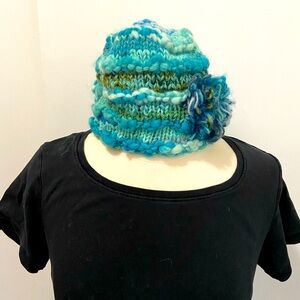 Wool hat with flower. Half lined with fleece.